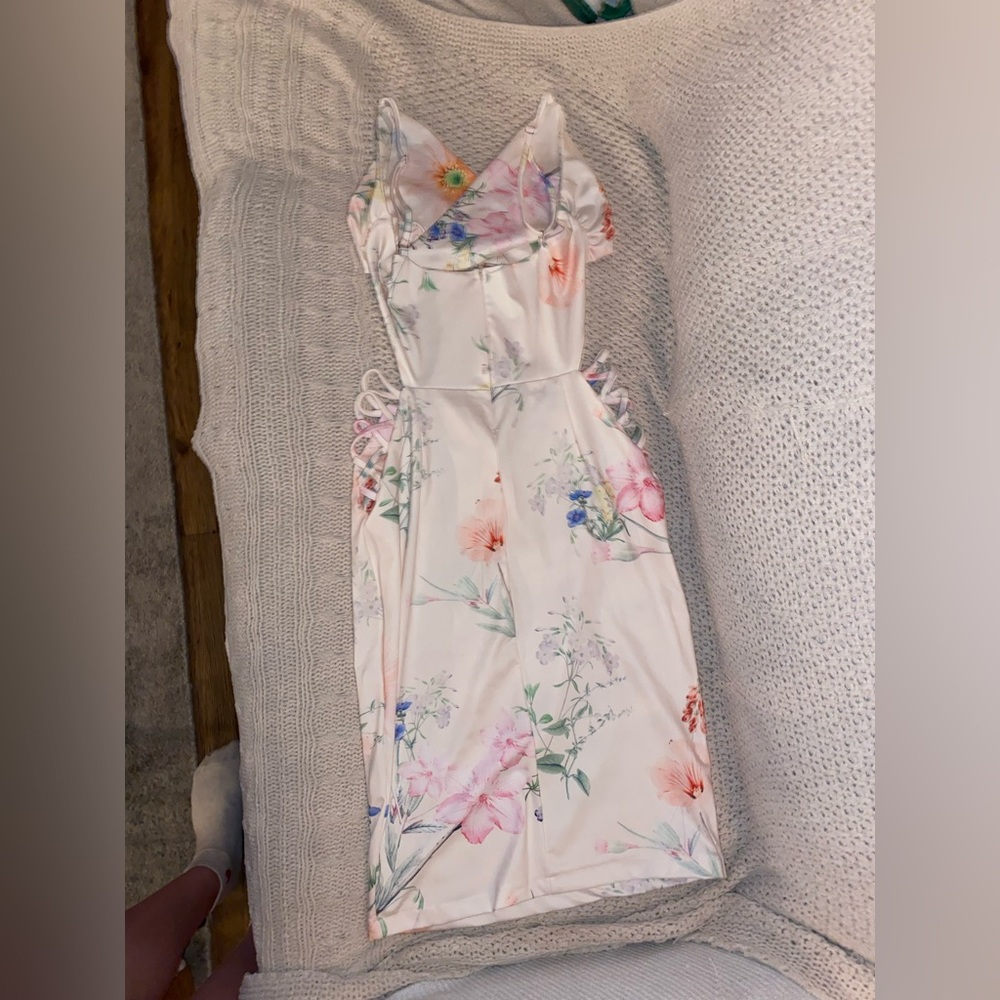 super cute floral dress with cutouts - Picture 5 of 9